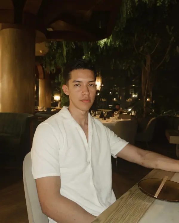 Alejandro en un restaurante de noche