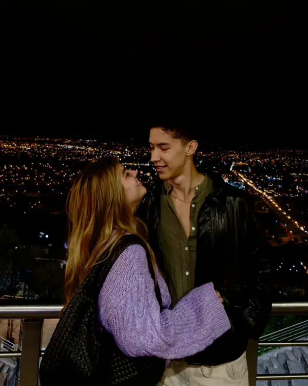 Alejandro de viaje, en un mirador de noche