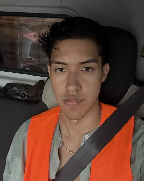 Alejandro con el chaleco de su primer trabajo
